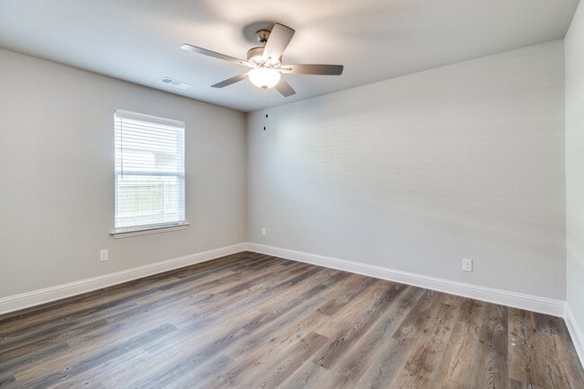Building Photo - 2806 Clover Dr