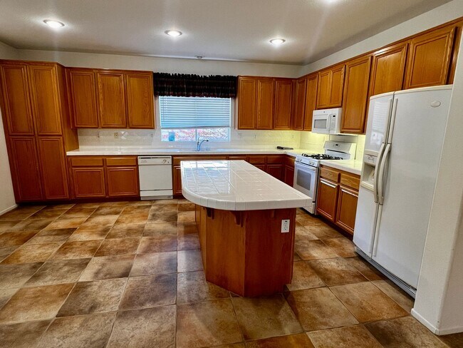 Building Photo - Spacious 4-Bedroom Murrieta Home with Loft & 3-Car Garage