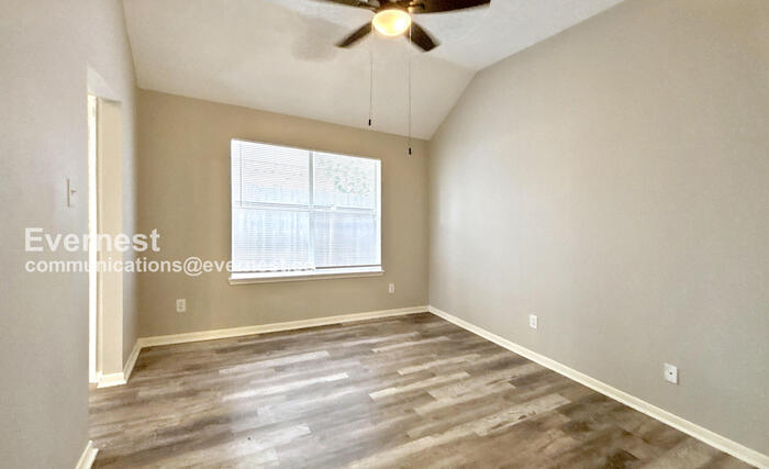 Building Photo - 9926 Goldenglade Dr