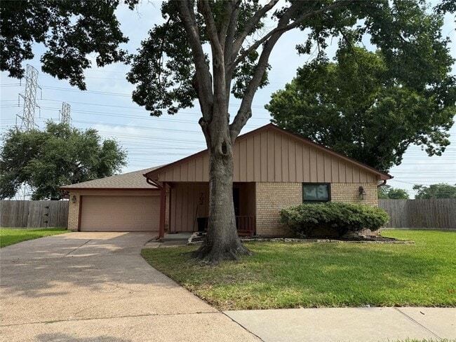 Primary Photo - 702 Omega Cir