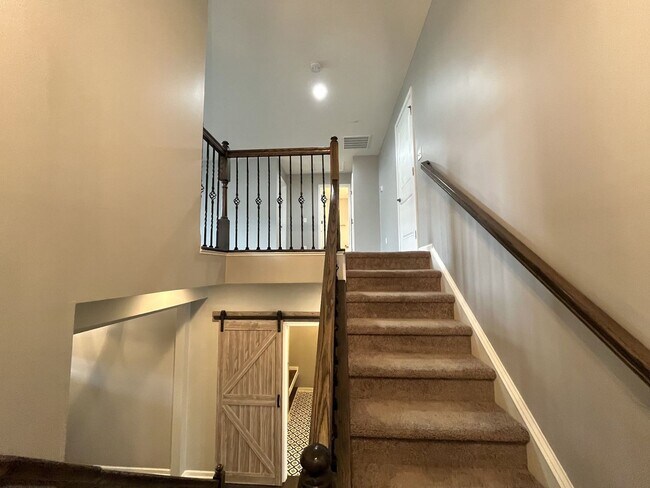 Building Photo - SPACIOUS FRANKLIN HOME WITH UPGRADES