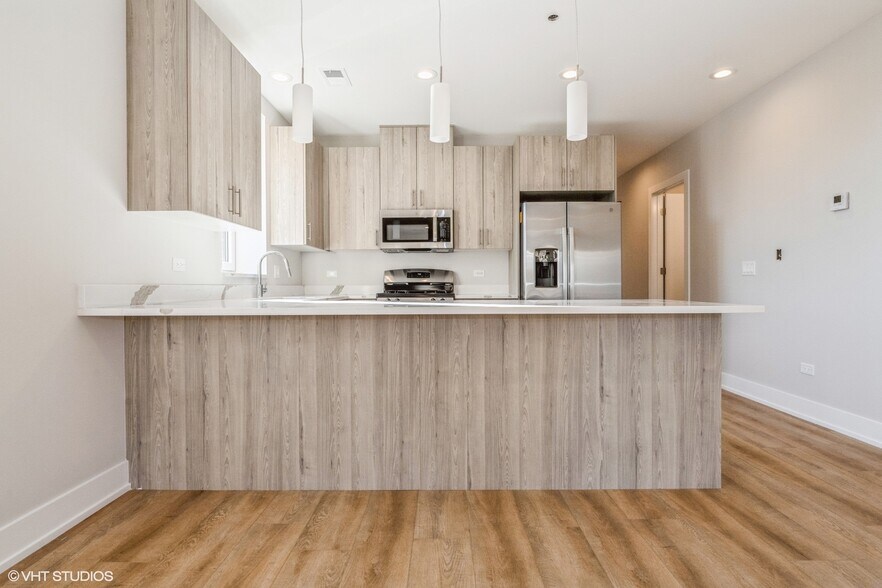 Building Photo - 3216 N Karlov Ave