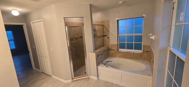 Building Photo - Huge Three Bedroom- 2 bath + den, 2 car ga...