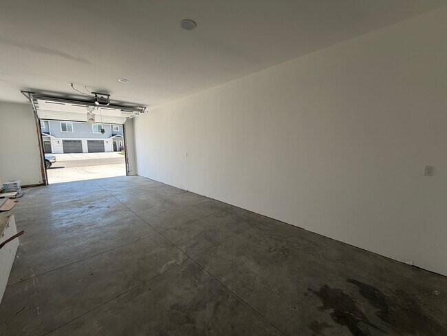 Building Photo - Brand New Hayden Townhome