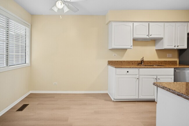 Building Photo - 1252 S Parkside Dr