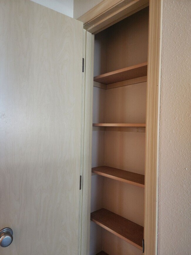 Building Photo - HALF  OFF  1ST  FULL  MONTH'S  RENT   Pet-friendly Townhouse Near Parks and Downtown Newberg - Sh...