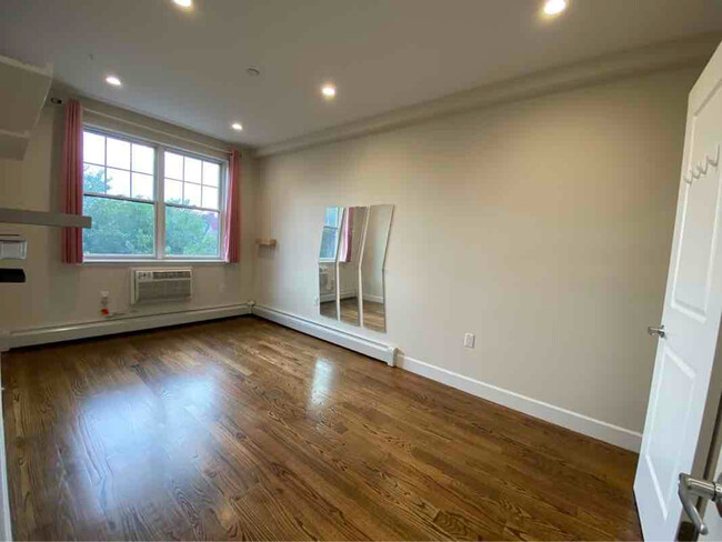 Building Photo - 458 E 29th St