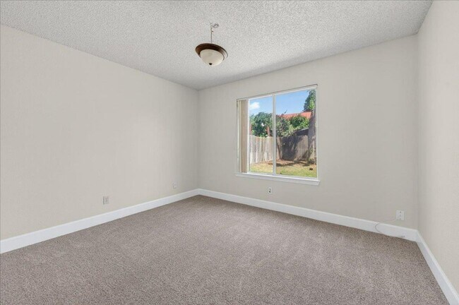 Building Photo - Nicely Remodeled North Fresno 3/2