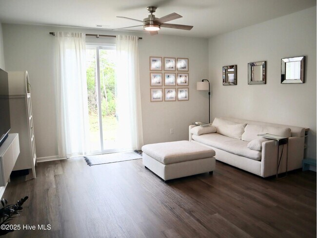 Building Photo - 404 Willet Ct