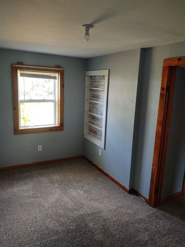 Building Photo - Adorable Home in Cadillac on Clam Lake Gre...