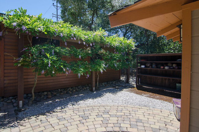 Building Photo - Beautifully Updated Private Guest House wi...