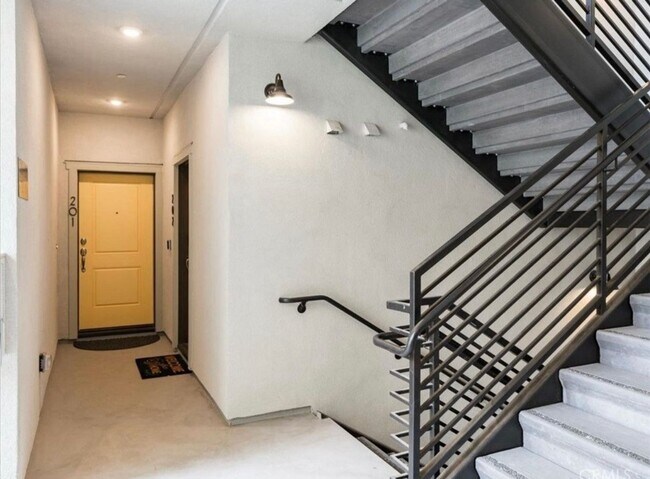 Building Photo - 2 Bedroom 2 Full Bath Condo with Stunning Views and Energy Savings