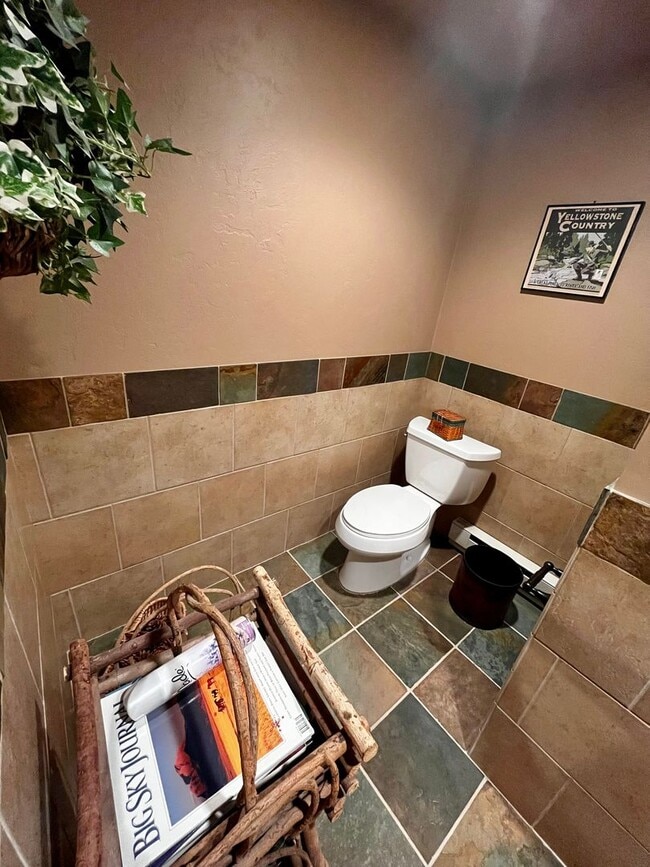 Building Photo - Fully Furnished Cabin Available - 10 Minut...