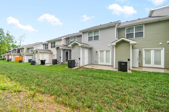 Building Photo - Pet Friendly Two Bedroom!