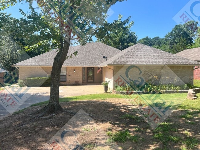 Building Photo - Spacious 4 Bedroom
