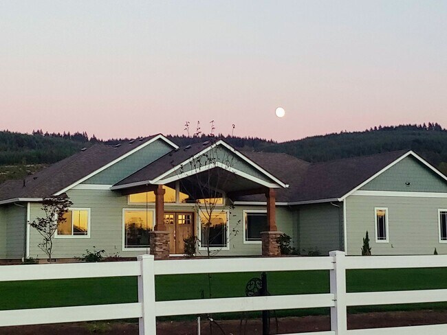 Building Photo - Custom built 3 bedroom, 2.5 bath home with...