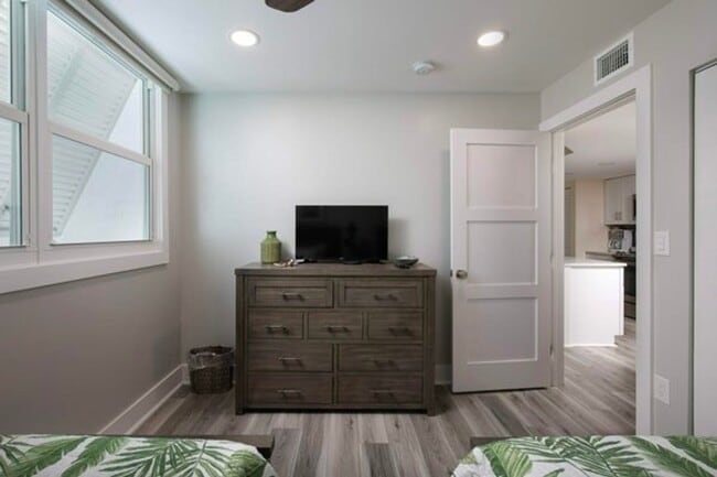 Building Photo - 3635 Seaside Dr