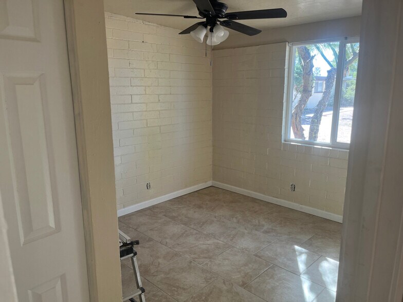 Building Photo - 3913 S Queen Palm Dr