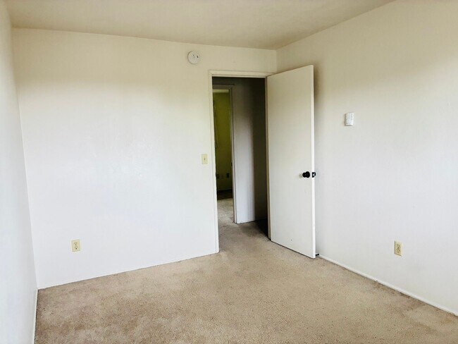 Building Photo - 933-937 NW Sequoia Ave