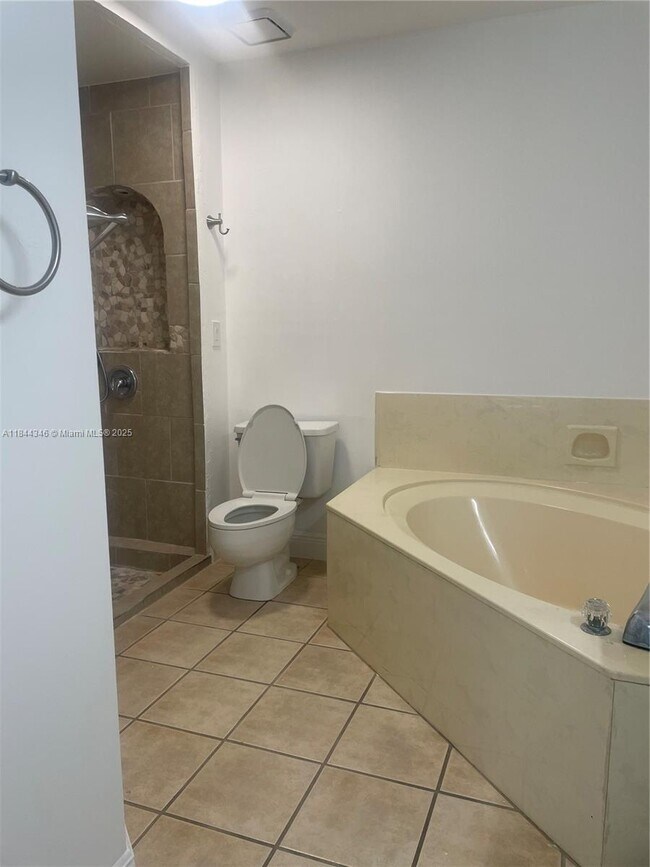 Building Photo - 935 Country Wood Ct