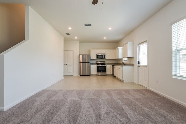 Building Photo - 2042 Hemingway Cir