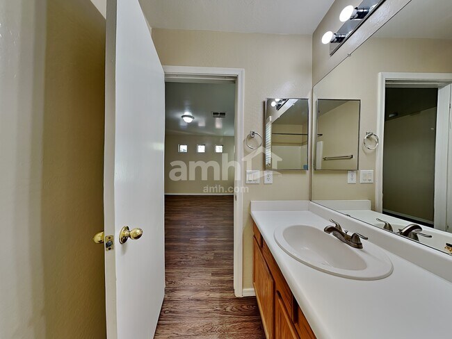 Building Photo - 3712 W Darrow St