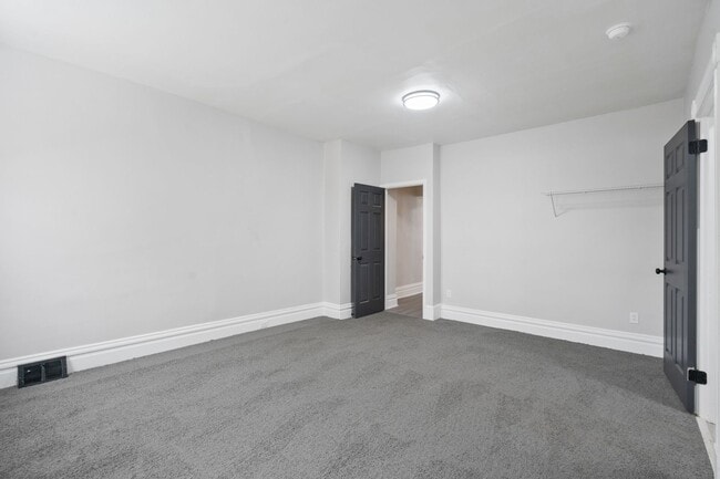 Building Photo - 3 bedroom 2 bath - newly updated, central air, GREAT LOCATION