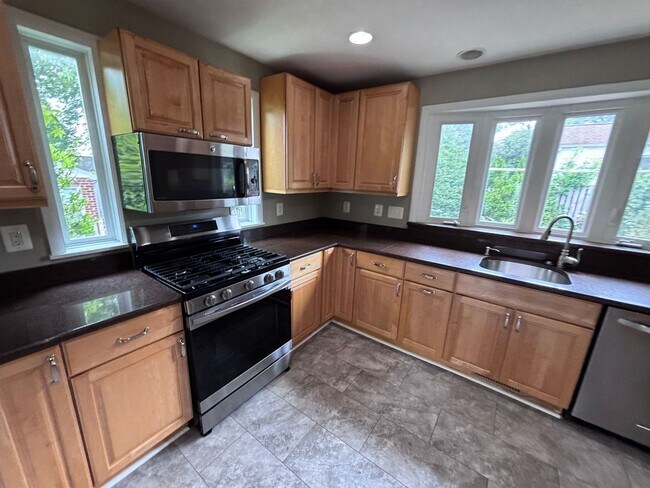Building Photo - COMING SOON - Beautiful and spacious 4Bed/2Bath Rambler in Rockville!