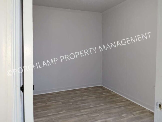 Building Photo - 403 E Broadway Ave