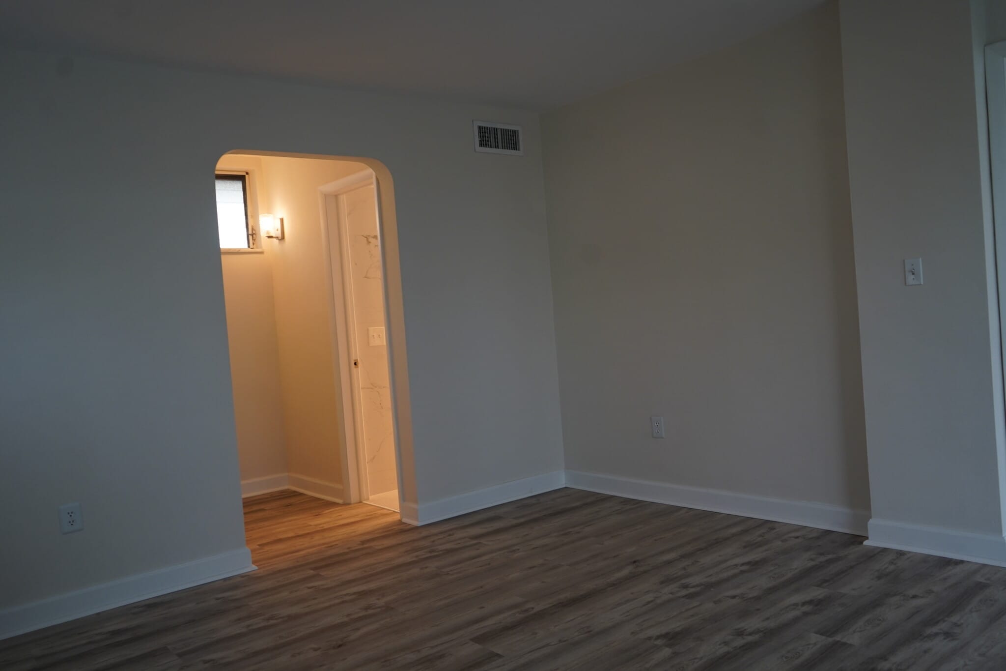 Building Photo - 2999 Point East Dr