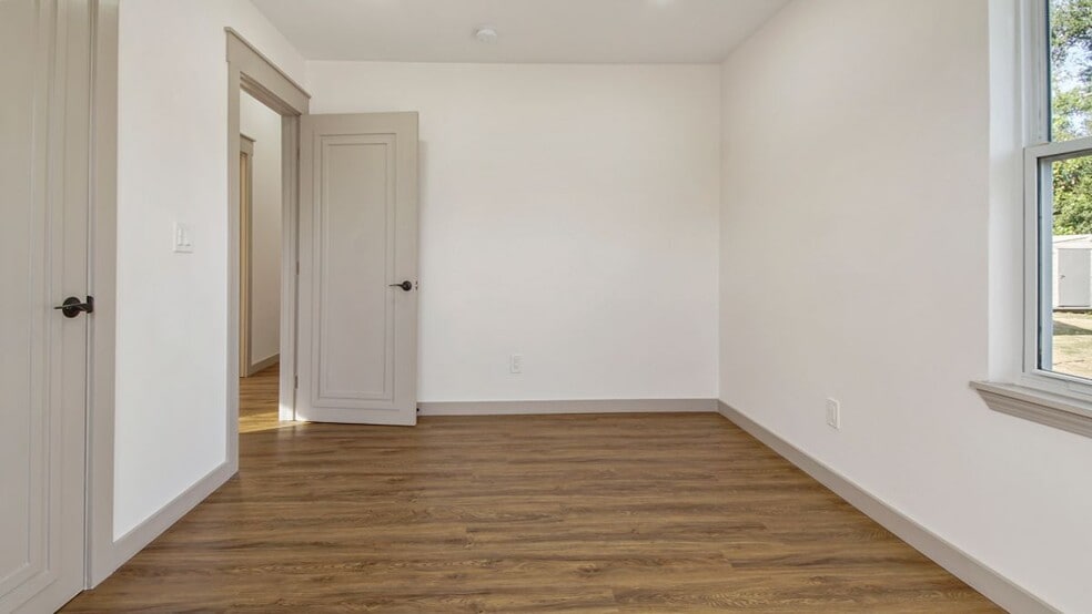 Building Photo - 112 N Gayle Ave