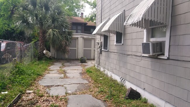 Building Photo - Charming 2-Bedroom Apartment Near Downtown...