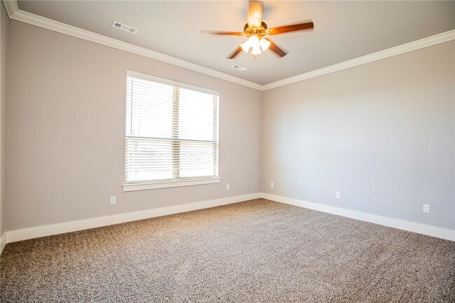 Building Photo - 303 Alder St