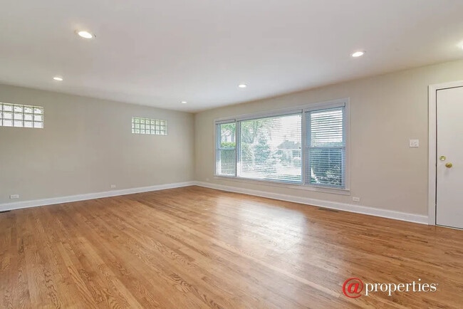 Building Photo - 143 Thelin Ct