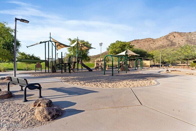 Building Photo - Gorgeous 5 bed 3.5 bath 3 car garage home, 3613 sq ft in established North Phoenix community