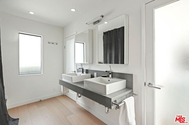 Building Photo - 2418 Canyon Oak Dr