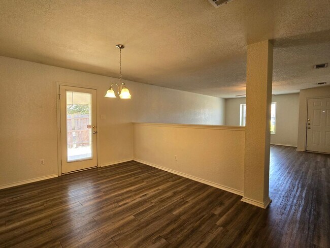 Building Photo - 3303 Driftwood Dr