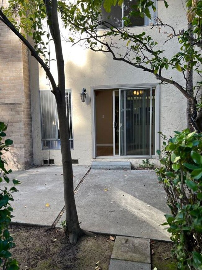 Building Photo - Spacious Los Gatos town home with two car garage.