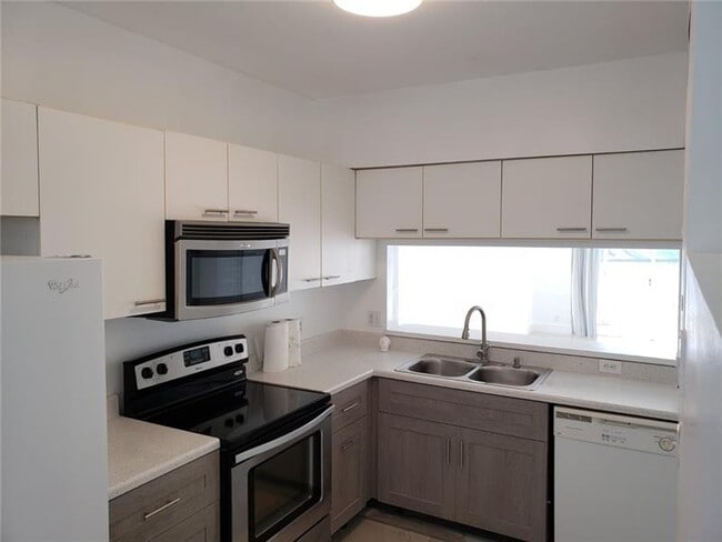 Building Photo - 4963 SW 31st Ave