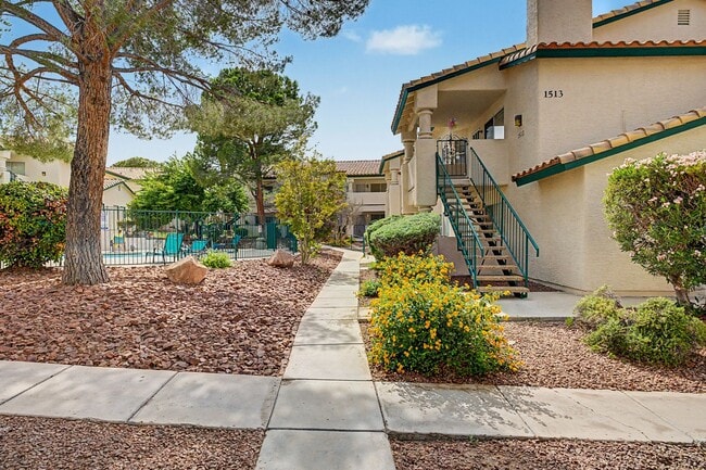Building Photo - 2 Bedroom Condo just off Summerlin Pkwy w/ views of pool