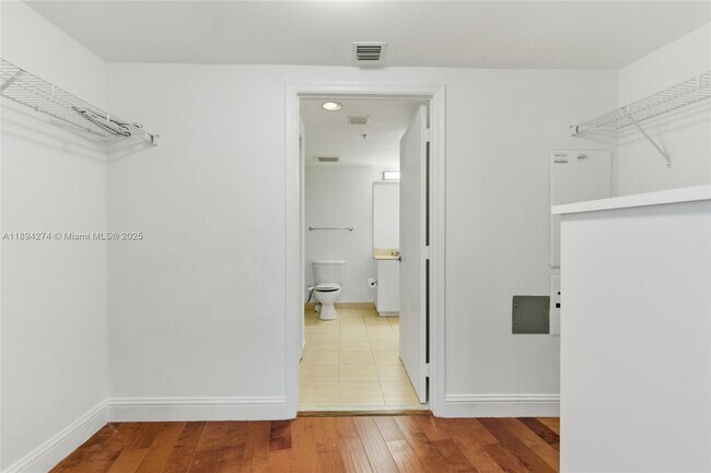 Building Photo - 1750 N Bayshore Dr