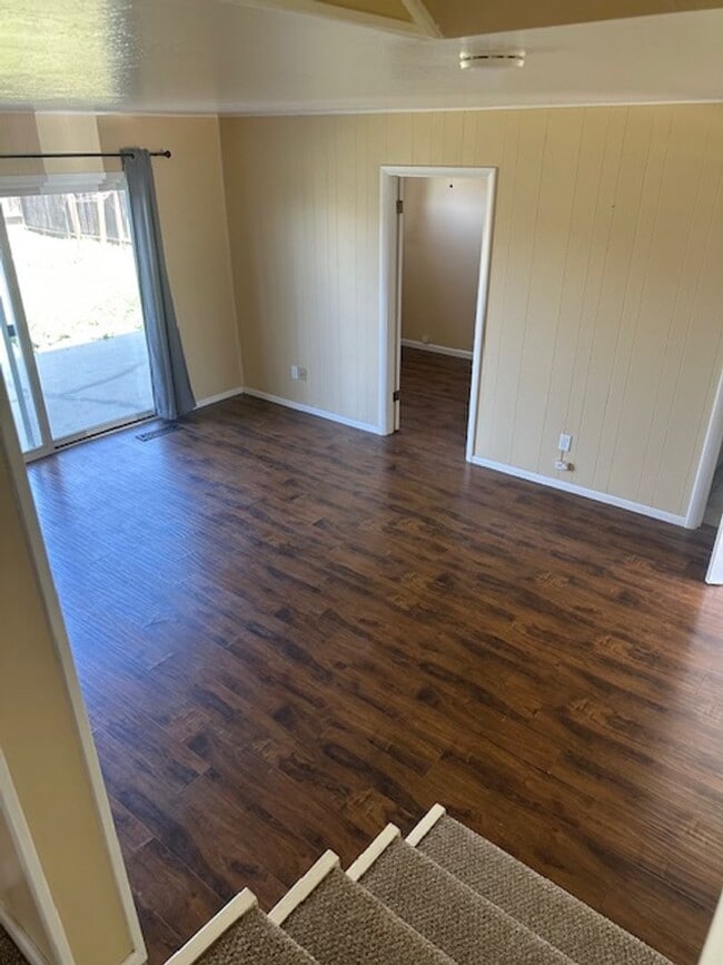 Building Photo - 4 Bed, 21/2 Bath Split level single family...