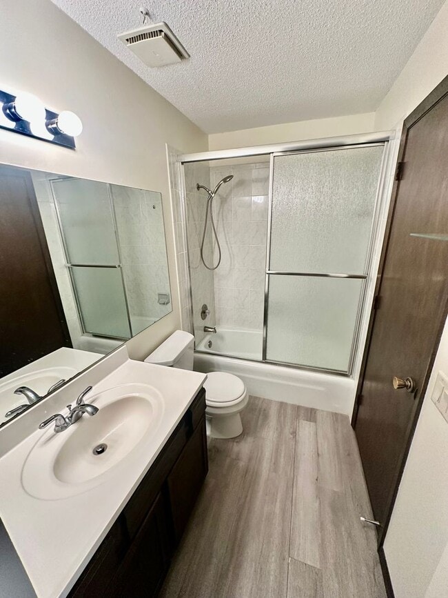 Building Photo - Elegant Townhome Living in a Prime Eagan Location!!