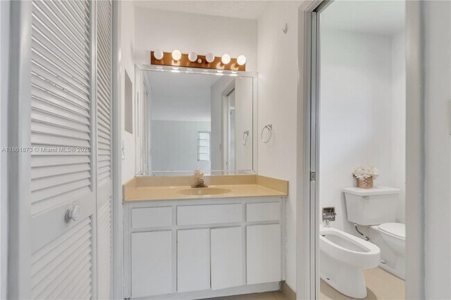 Building Photo - 4585 SW 87th Ave