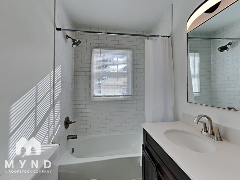 Building Photo - 713 Quarry St