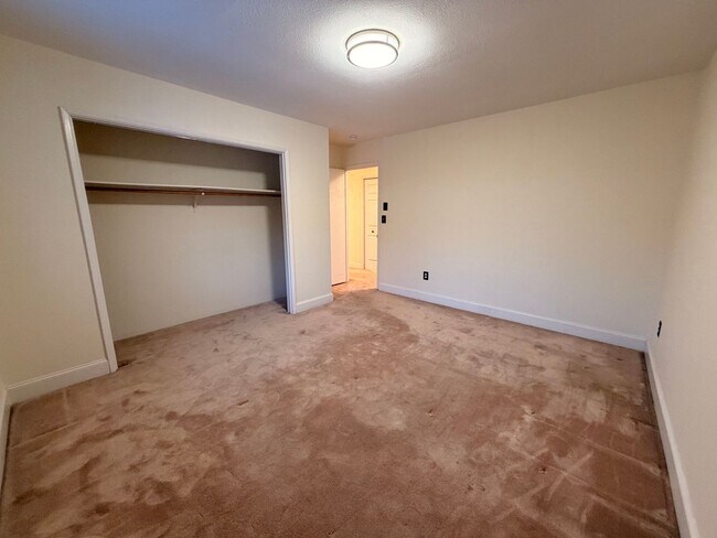 Building Photo - Large (5) bedroom home in a well established Anchorage neighborhood!