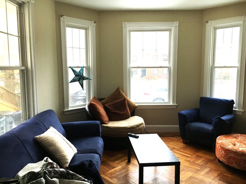 Building Photo - 42 Putnam Ave