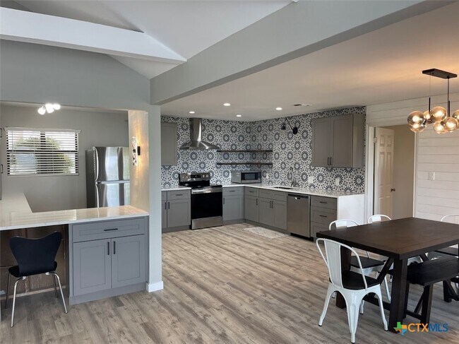 Building Photo - 744 Hill Top Dr