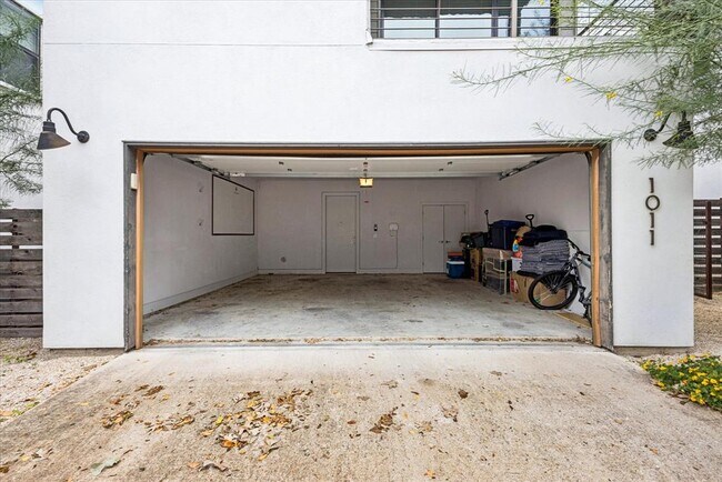 Building Photo - 1011 E 12th St