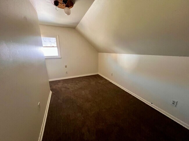 Building Photo - Recently Renovated - 3 bedroom 2 bathroom ...